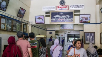 Pengunjung memesan es krim di Ragusa Es Italia di Jakarta, Rabu (1/1/2025). [Suara.com/Alfian Winanto]