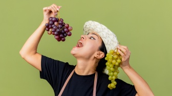 Makna dan Sejarah Tradisi Unik Sambut Tahun Baru di Spanyol: Makan 12 Buah Anggur di Tengah Malam