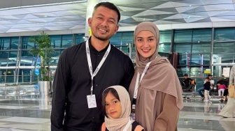 Keluarga Terjerat Kisruh Warisan, Atiqah Hasiholan Jalani Ibadah Umrah