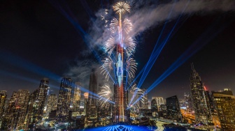 Kembang api meledak di sekitar Menara Burj Khalifa selama perayaan Tahun Baru di Dubai, Rabu (1/1/2025). [FADEL SENNA / AFP]