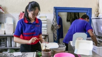 Juru masak membuat es krim di Ragusa Es Italia di Jakarta, Rabu (1/1/2025). [Suara.com/Alfian Winanto]