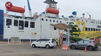 Padat! Ratusan Kendaraan Padati Pelabuhan Merak di Hari Pertama Tahun 2025