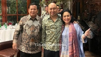 Dampingi Prabowo Sapa Rakyat di Malam Tahun Baru 2025, Penampilan Titiek Soeharto Curi Perhatian