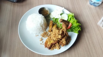 Kulineran Sambil Menikmati Alam, Santap Menu Cafe Tepi Sawah Teluk Kuantan