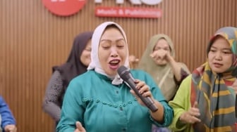 Siapa Susilawati? Emak-emak Viral Nyanyi Tembak-Tembak Dor Dor Do, Jokowi Ikut Goyang!