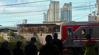 Penumpang menunggu kedatangan Commuterline di Stasiun Karet, Jakarta, Kamis (2/1/2025). [Suara.com/Alfian Winanto]