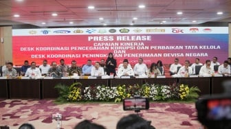 Menteri Koordinator Bidang Politik, Hukum, dan Keamanan (Menkopolkam) Budi Gunawan, bersama Jaksa Agung ST Burhanuddin dan Menteri Komunikasi dan Digital Meutya Hafid, mengumumkan capaian kerja Desk Koordinasi Pencegahan Korupsi, Perbaikan Tata Kelola, serta Desk Koordinasi Peningkatan Penerimaan Devisa Negara di Gedung Kejaksaan Agung RI, Jakarta, Kamis (2/1/2025). [Suara.com/Alfian Winanto]