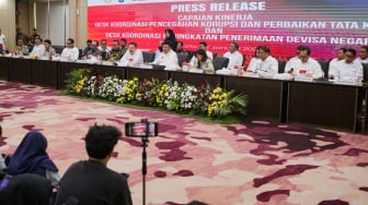 Menteri Koordinator Bidang Politik, Hukum, dan Keamanan (Menkopolkam) Budi Gunawan, bersama Jaksa Agung ST Burhanuddin dan Menteri Komunikasi dan Digital Meutya Hafid, mengumumkan capaian kerja Desk Koordinasi Pencegahan Korupsi, Perbaikan Tata Kelola, serta Desk Koordinasi Peningkatan Penerimaan Devisa Negara di Gedung Kejaksaan Agung RI, Jakarta, Kamis (2/1/2025). [Suara.com/Alfian Winanto]