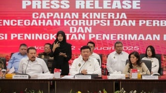 Menteri Koordinator Bidang Politik, Hukum, dan Keamanan (Menkopolkam) Budi Gunawan, bersama Jaksa Agung ST Burhanuddin dan Menteri Komunikasi dan Digital Meutya Hafid, mengumumkan capaian kerja Desk Koordinasi Pencegahan Korupsi, Perbaikan Tata Kelola, serta Desk Koordinasi Peningkatan Penerimaan Devisa Negara di Gedung Kejaksaan Agung RI, Jakarta, Kamis (2/1/2025). [Suara.com/Alfian Winanto]