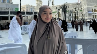 9 Potret Naura Ayu Umrah di Tahun Baru, Bersyukur Bisa Cium Ka'bah