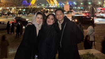 Azriel Hermansyah Foto Bareng Pacar dan Camer, Penampilan Sarah Menzel Berkerudung Disorot