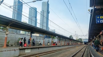 Suasana aktivitas di Stasiun Karet, Jakarta, Kamis (2/1/2025). [Suara.com/Alfian Winanto]