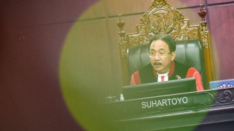 Ketua Mahkamah Konstitusi Suhartoyo memimpin sidang putusan uji materi undang-undang di Gedung Mahkamah Konstitusi, Jakarta, Kamis (2/1/2025). [ANTARA FOTO/Fauzan/rwa]