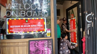 Protes Dipasang Stiker 'Belum Bayar Pajak', Pemilik Kedai Kopi: Ini Sangat Tidak Manusiawi