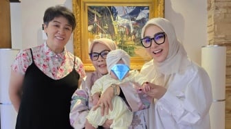 5 Potret Reiko Barack dan Princess R, Pesona Mertua Syahrini Disorot saat Momong Cucu