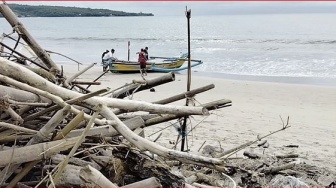 Sampah Kiriman Penuhi Pantai Jimbaran, Hasil Tangkapan Ikan Turun Drastis