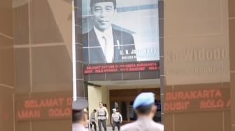 Polresta Solo Masih Pajang Foto Jokowi Presiden Indonesia, Netizen Murka: Gimana Perasaan Prabowo?