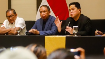 Ketua Umum PSSI, Erick Thohir (kanan) bersama Wakil Ketua PSSI Zainudin Amali (tengah) dan Manajer Timnas Sumardji (kiri) menyampaikan keterangan resmi dalam konferensi pers di Gedung Danareksa, Jakarta, Senin (6/1/2025). [Suara.com/Alfian Winanto]