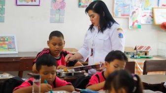 Para siswa menyantap Makanan Bergizi gratis di SDN 15 Slipi, Jakarta, Senin (6/1/2025). [Suara.com/Alfian Winanto]