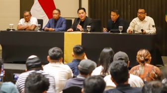 Ketua Umum PSSI, Erick Thohir (tengah) bersama Wakil Ketua PSSI Zainudin Amali (kedua kiri), Sekjen PSSI Yunus Nusi (kedua kanan), anggota Exco PSSI Aria Sinulingga (kanan) dan Manajer Timnas Sumardji(kiri) menyampaikan keterangan resmi dalam konferensi pers di Gedung Danareksa, Jakarta, Senin (6/1/2025). [Suara.com/Alfian Winanto]