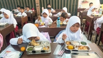 Makan Bergizi Gratis Dimulai Hari Ini, Guru Besar FKUI: Dampak Gizi Terlihat Bertahun-tahun