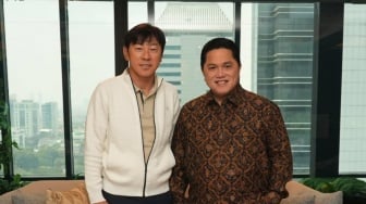 Bandingkan Prestasi Shin Tae-yong dengan Alex Ferguson, Jhon Sitorus Semprot Erick Thohir