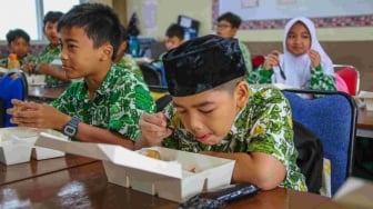 Hari Pertama Makan Bergizi Gratis, Menu SD di Jakarta Kekurangan Susu