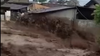 Dampak Banjir Bandang di Tuban: Satu Rumah Roboh