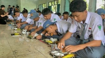 Respons Siswa Usai Makan Bergizi Gratis: Lezat, Buah Busuk, dan Sayur Kurang Kuah