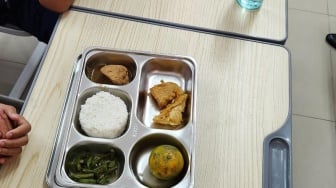 Sejarah Panjang Istilah "Tidak Ada Makan Siang Gratis": Dari Bar Amerika hingga Meja Makan Siswa