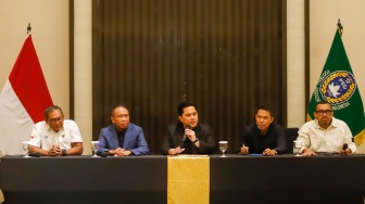 Ketua Umum PSSI, Erick Thohir (tengah) bersama Wakil Ketua PSSI Zainudin Amali (kedua kiri), Sekjen PSSI Yunus Nusi (kedua kanan), anggota Exco PSSI Aria Sinulingga (kanan) dan Manajer Timnas Sumardji(kiri) menyampaikan keterangan resmi dalam konferensi pers di Gedung Danareksa, Jakarta, Senin (6/1/2025). [Suara.com/Alfian Winanto]