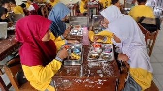 Review Makan Bergizi Gratis Anak Sekolah, Siswa Sisakan Ayam: Rasanya Aneh