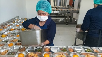 Petugas menyiapkan Makanan Bergizi Gratis di Satuan Pelayanan Pemenuhan Gizi (SPPG) Jakarta, Senin (6/1/2025). [Suara.com/Alfian Winanto]