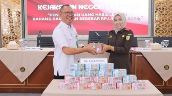 Kejari Cilegon Serahkan Uang Lelang Hasil Rampasan Korupsi BPRS CM Rp1,4 Miliar