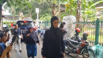 Kesedihan Mendalam Paula Verhoeven di Rumah Duka Ayah Baim Wong