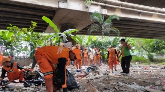 Pemkot Jakbar Pastikan Pembersihan Kolong Tol Angke Dituntaskan Hari Ini