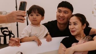 Awalnya Menolak Keras, Ini Alasan Indra Priawan Akhirnya Izinkan Nikita Willy Lahiran di Rumah bersama Bidan