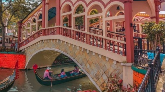 Merasakan Sensasi Naik Gondola ala-ala Eropa di Little Venice Cianjur