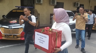 IRT yang Laporkan Kasus Penelantaran Anak Bawa Kado ke Polrestabes Medan