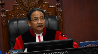 Ketua Mahkamah Konstitusi Suhartoyo (tengah) didampingi Hakim Konstitusi Daniel Yusmic P Foekh (kiri) dan Guntur Hamzah (kanan) memimpin sidang perdana perselisihan hasil pemilihan pilkada di Gedung Mahkamah Konstitusi, Jakarta, Rabu (8/1/2025). [ANTARA FOTO/Muhammad Ramdan/rwa]