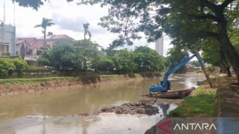 Antisipasi Potensi Banjir, SDA Jakbar Keruk Kali Pesanggrahan