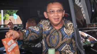 Mantan Komisaris Utama PT Pertamina (Persero) Basuki Tjahaja Purnama alias Ahok (kanan) berada di dalam mobilnya usai menjalani pemeriksaan di Gedung Merah Putih KPK, Jakarta, Kamis (9/1/2025). [ANTARA FOTO/Reno Esnir/app/foc]