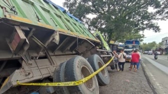 Sopir Hendak Makan, Truk Bermuatan Batu Bara Malah Terperosok ke Saluran Air di Parungkuda