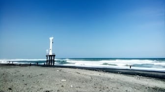 Menyaksikan Pesona Alam Pantai Apra yang Jadi Kebanggaan di Cianjur