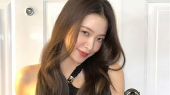 4 Padu Padan Outfit Monokrom ala Yeri RED VELVET, Cocok untuk Segala Momen