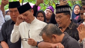 Tangis Eko Patrio di Makam Nurul Qomar: Saya Bersaksi...