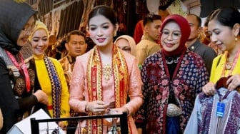 5 Pesona Selvi Ananda dalam Kebaya Bali di Jala Fair 2025, Makeup dan Anting Glamor Jadi Sorotan