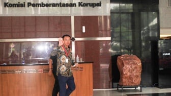 Mantan Komisaris Utama PT Pertamina (Persero) Basuki Tjahaja Purnama alias Ahok berjalan untuk menjalani pemeriksaan di Gedung Merah Putih KPK, Jakarta, Kamis (9/1/2025). [ANTARA FOTO/Reno Esnir/app/foc]