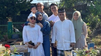 Ziarah ke Makam Vanessa Angel dan Bibi Andriansyah, Haji Faisal Khawatirkan Kondisi Gala Sky