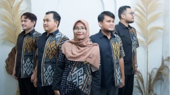 Tampil Elegan dengan Batik Tenun Bayana, Pesona Tradisi dalam Gaya Modern